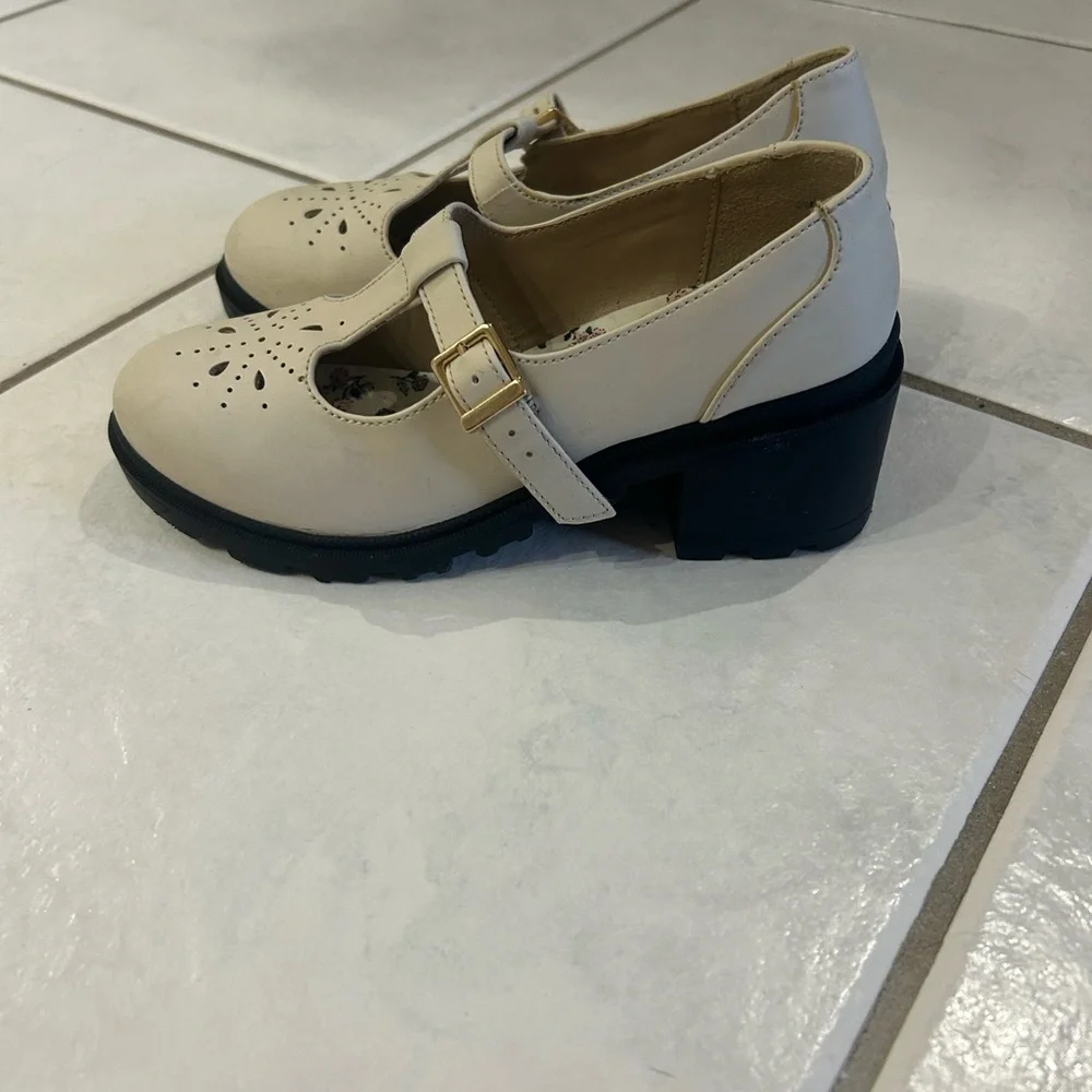 Jellypop girls shoes in a size 2